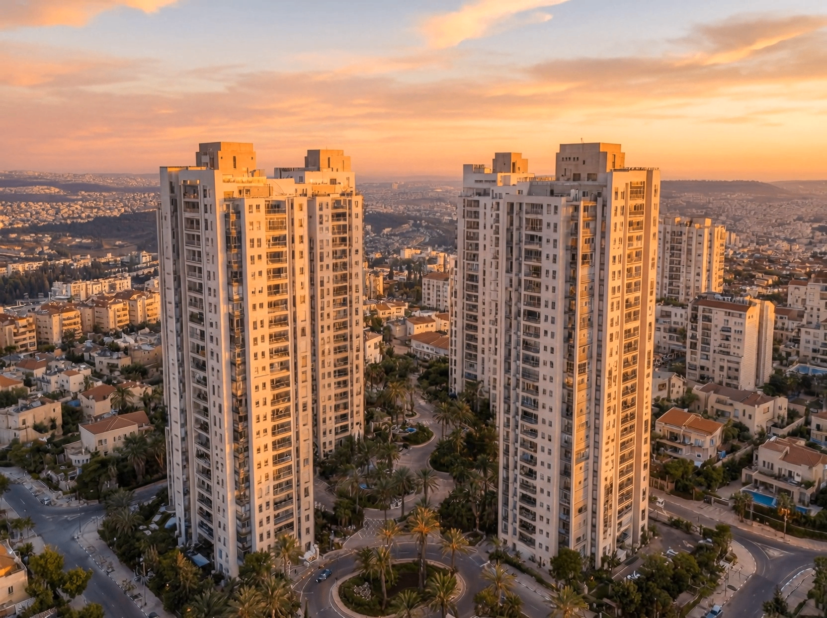 מגדלי מגורים בשעת השקיעה